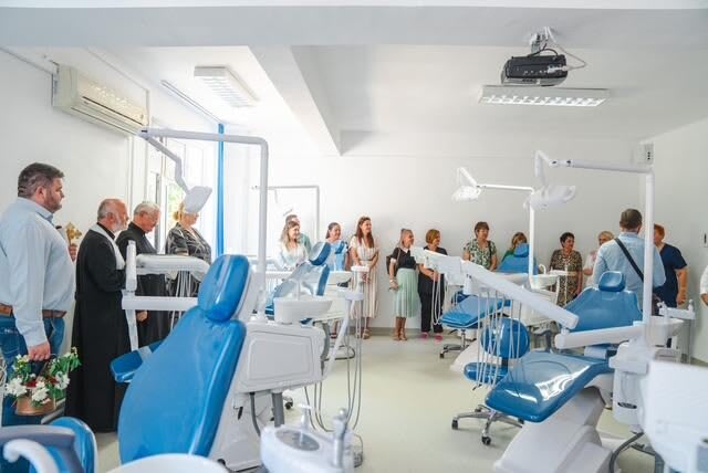 Sala simulatoare stomatologică modernă, studenți în practică