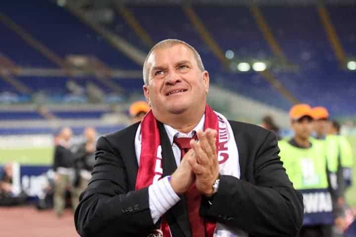 Iuliu Mureșan în fața stadionului CFR Cluj, în timpul anunțului de demisie