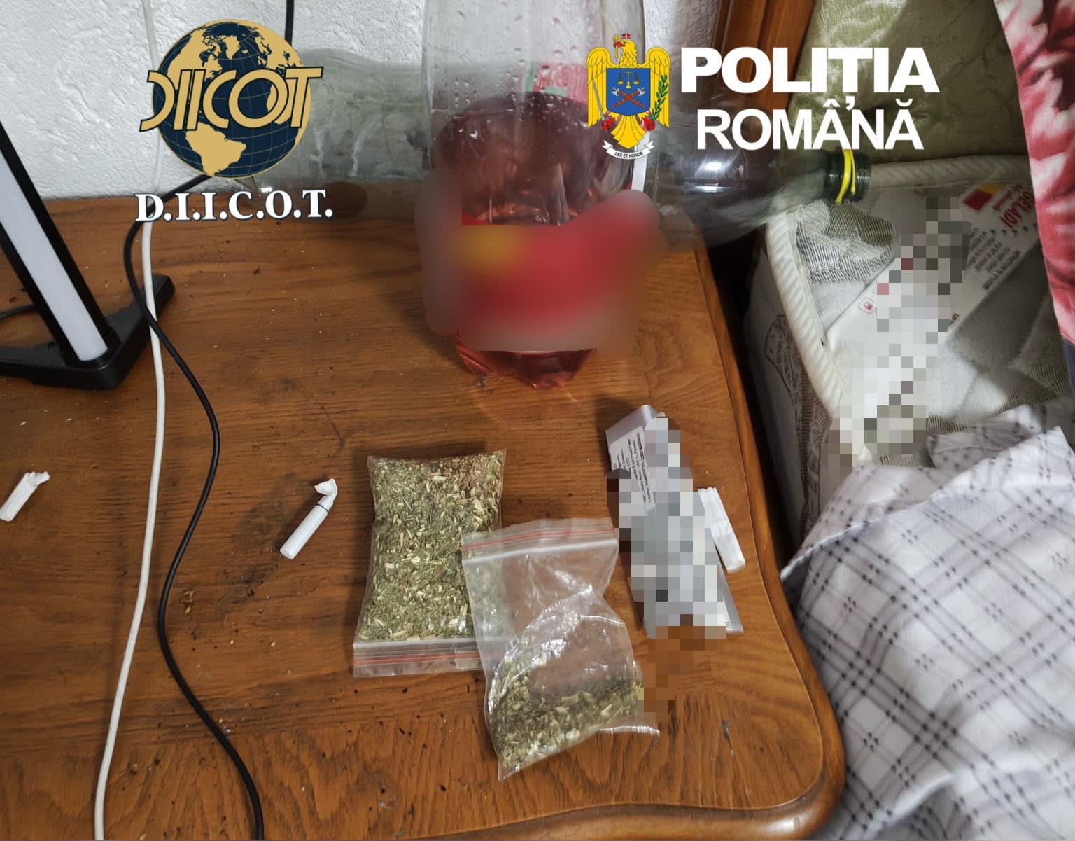 Polițiști DIICOT Sibiu în timpul percheziției, droguri și echipament de anchetă