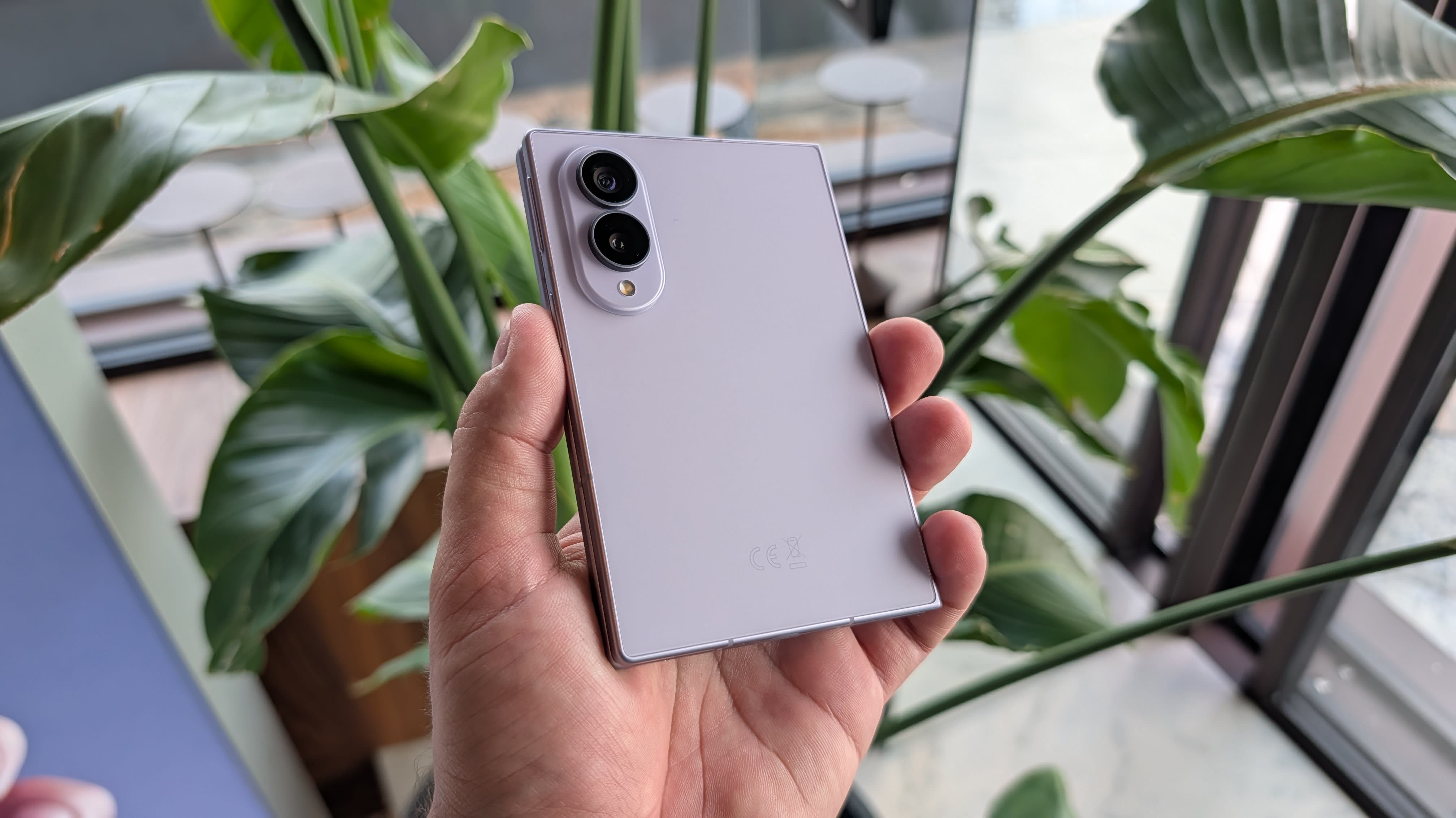 Telefon pliabil Samsung Galaxy Z Fold 8 și Flip 8, design modern și ecrane mari