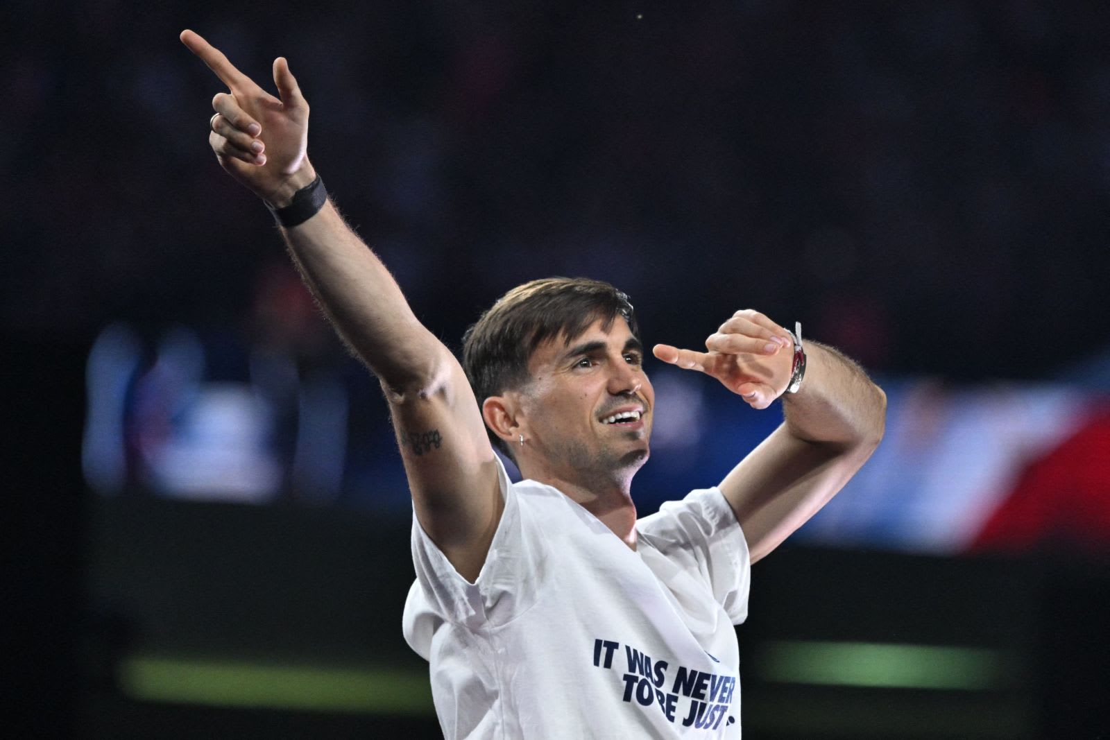 Fabián Ruiz în tricoul echipei Paris Saint-Germain, celebrând victoria