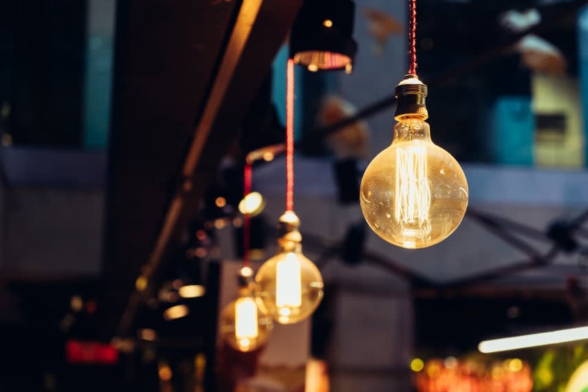 Echipa de muncitori electrici în timpul lucrărilor de mentenanță în Constanța