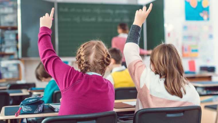 Elevi fericiți primind premii în bani la festivitatea de absolvire