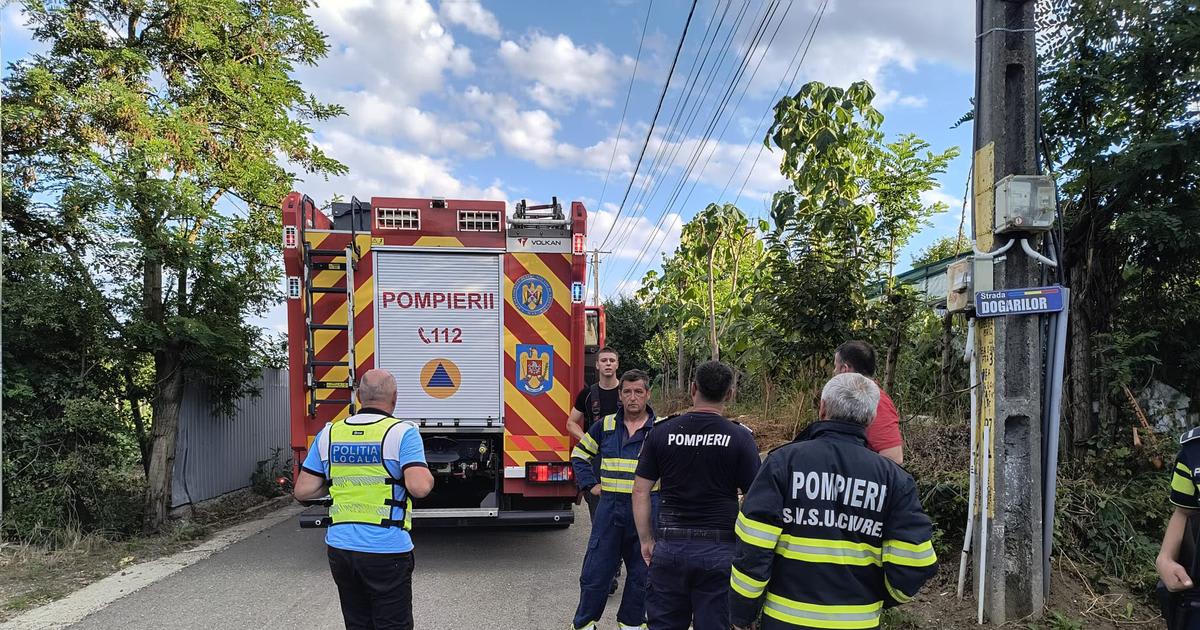 Pompieri intervenind pentru salvarea unei persoane căzute într-un puț
