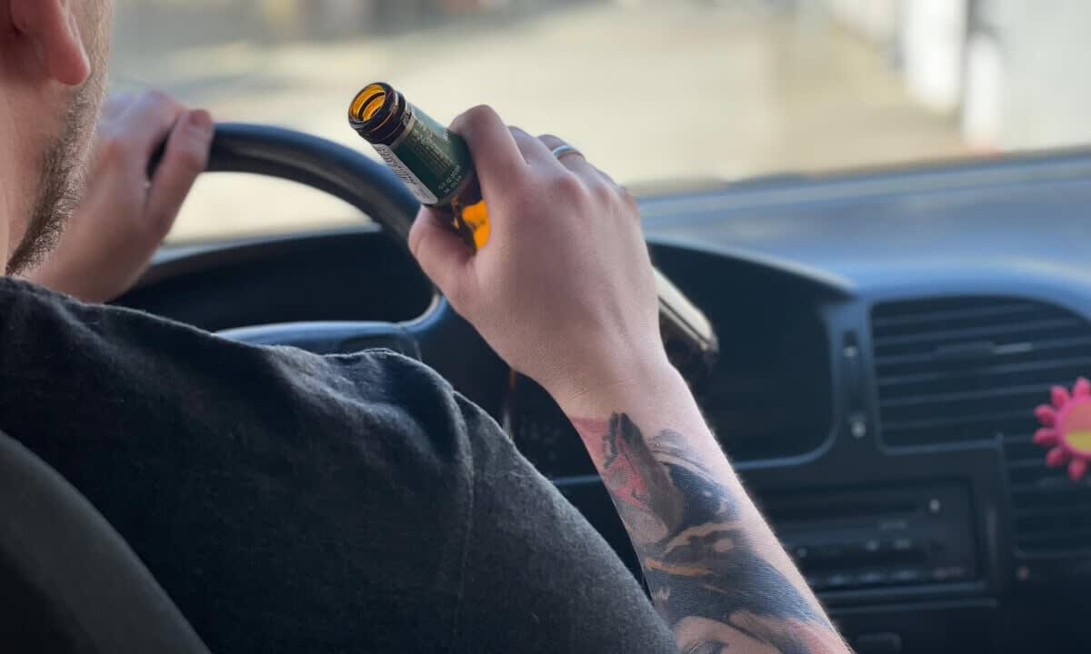 Polițiști din Alba escortând un bărbat la Penitenciarul Aiud