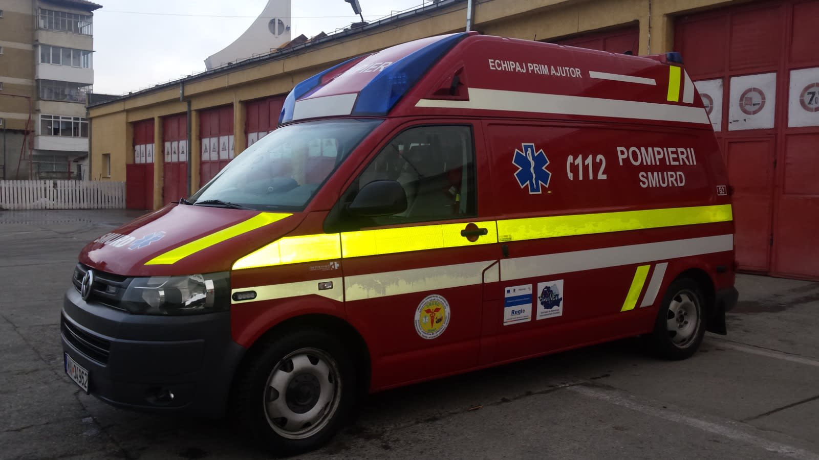 Pompieri intervenind la un accident