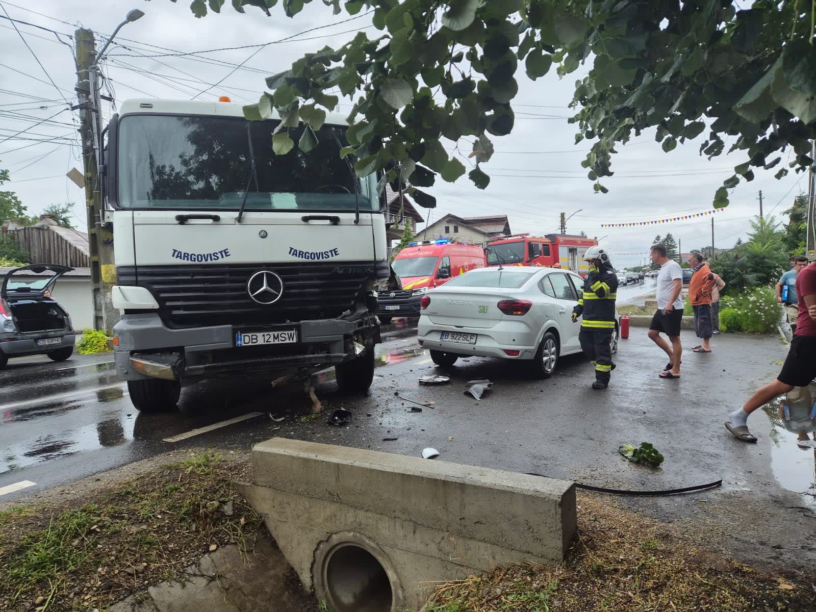 Echipaj ISU Dâmbovița intervenind la accident rutier în Lazuri