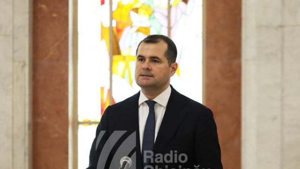 Vasile Tofan în timpul discursului la învestirea guvernului
