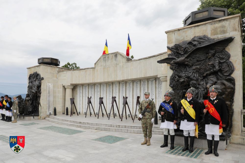 Ceremonie de comemorare la mausoleul eroilor