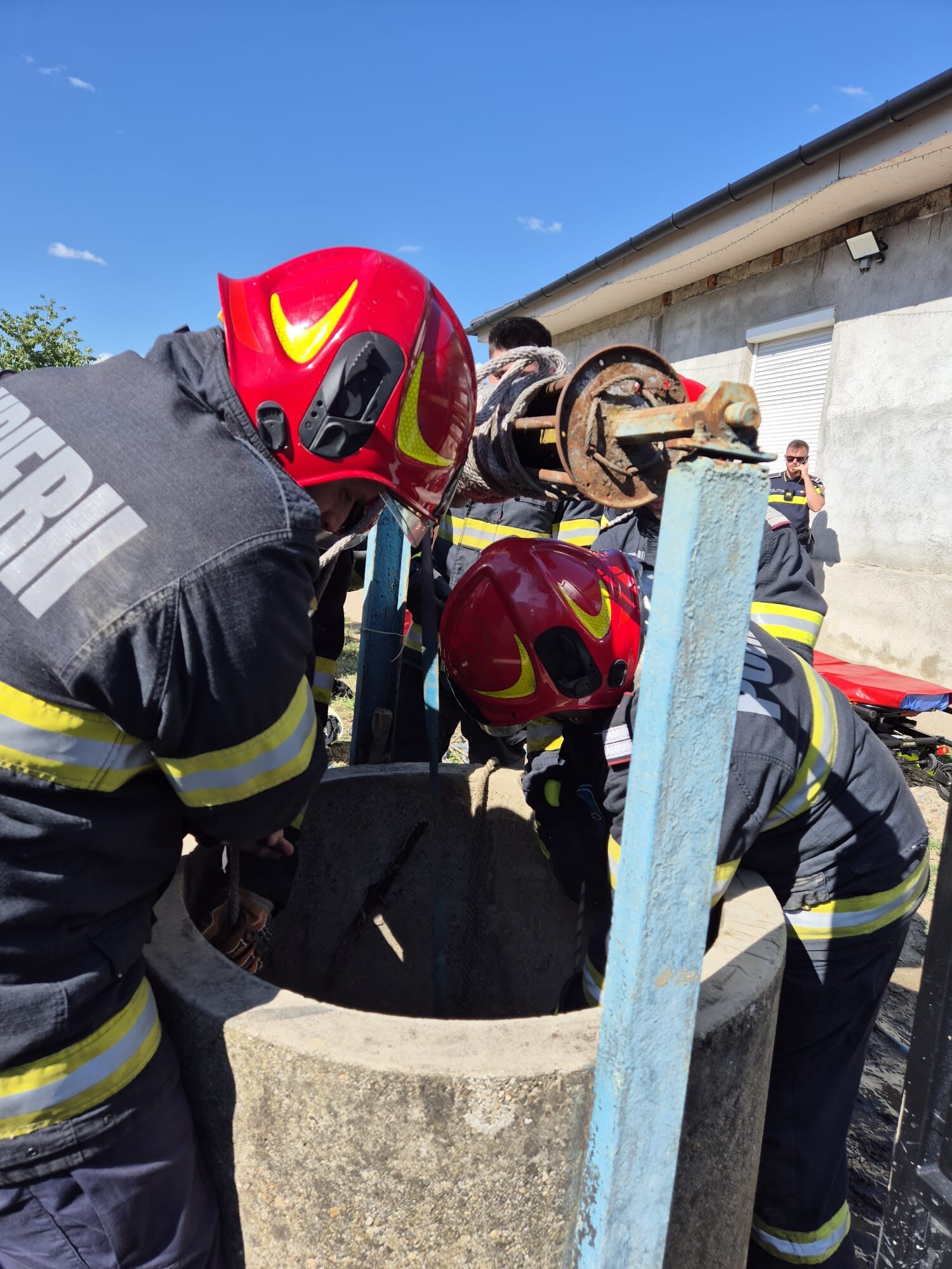 Pompieri salvând o femeie din fântână în Odoreu
