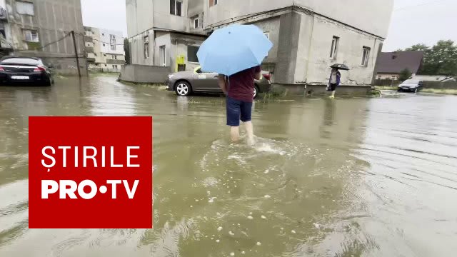 Pompieri intervenind în zona inundată din Prahova