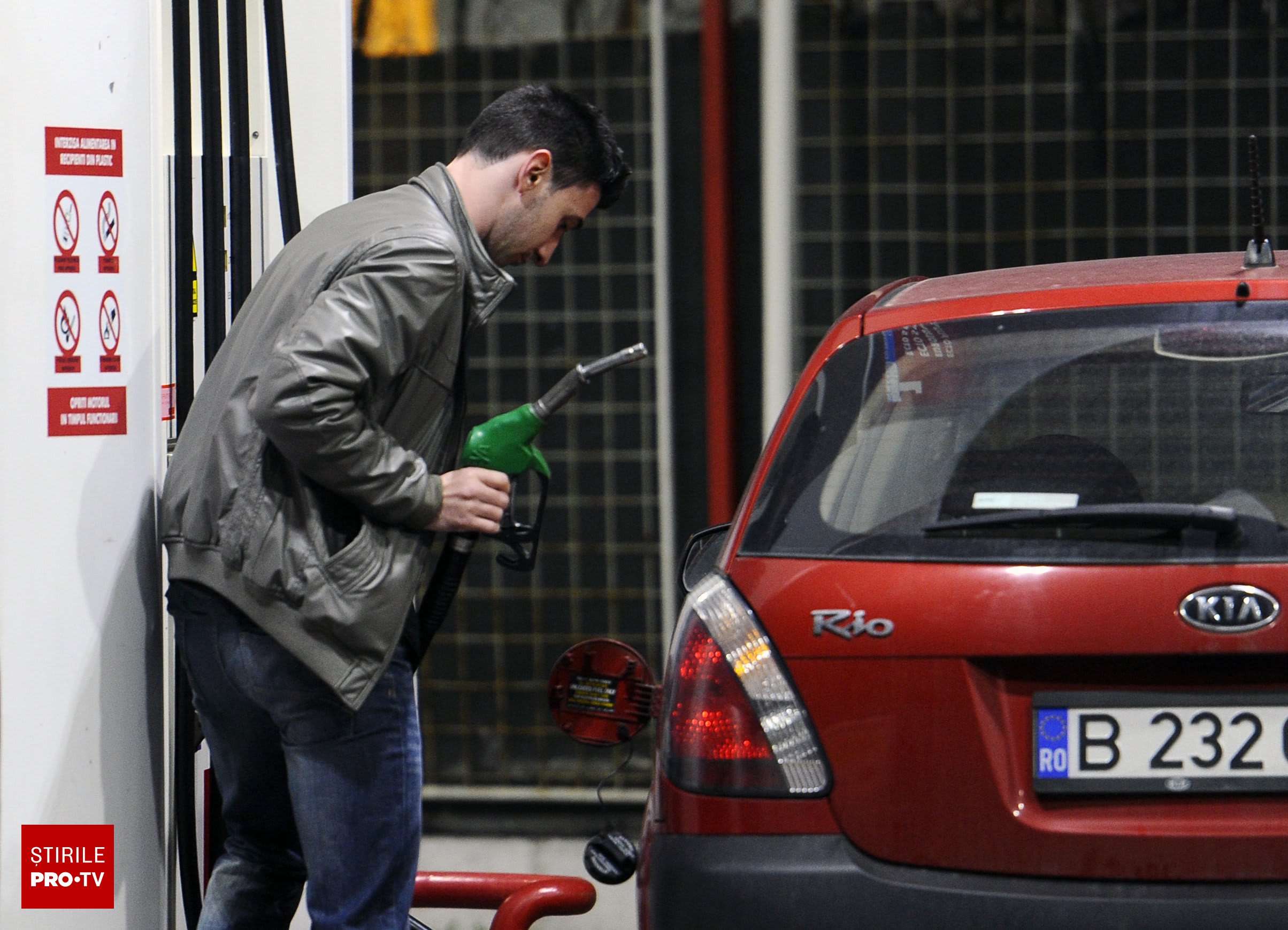 Camion cu carburanți la pompă, prețuri în creștere, benzinărie românească