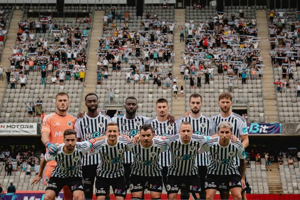 Jucători de fotbal în acțiune pe teren norvegian