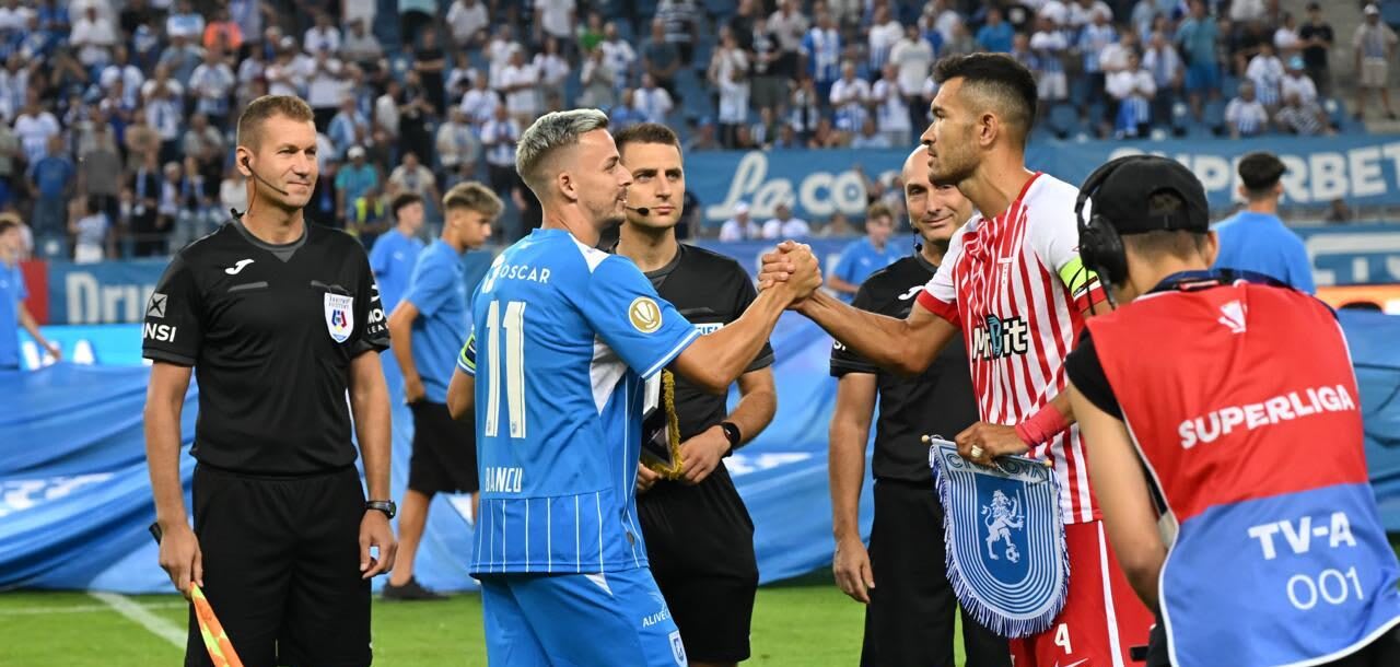 Stadionul din Arad în timpul meciului de fotbal