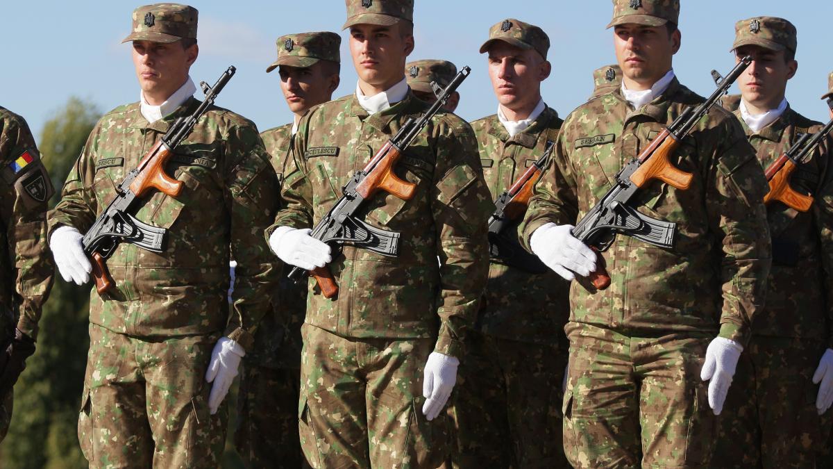Soldați români în bază militară, verificare de securitate