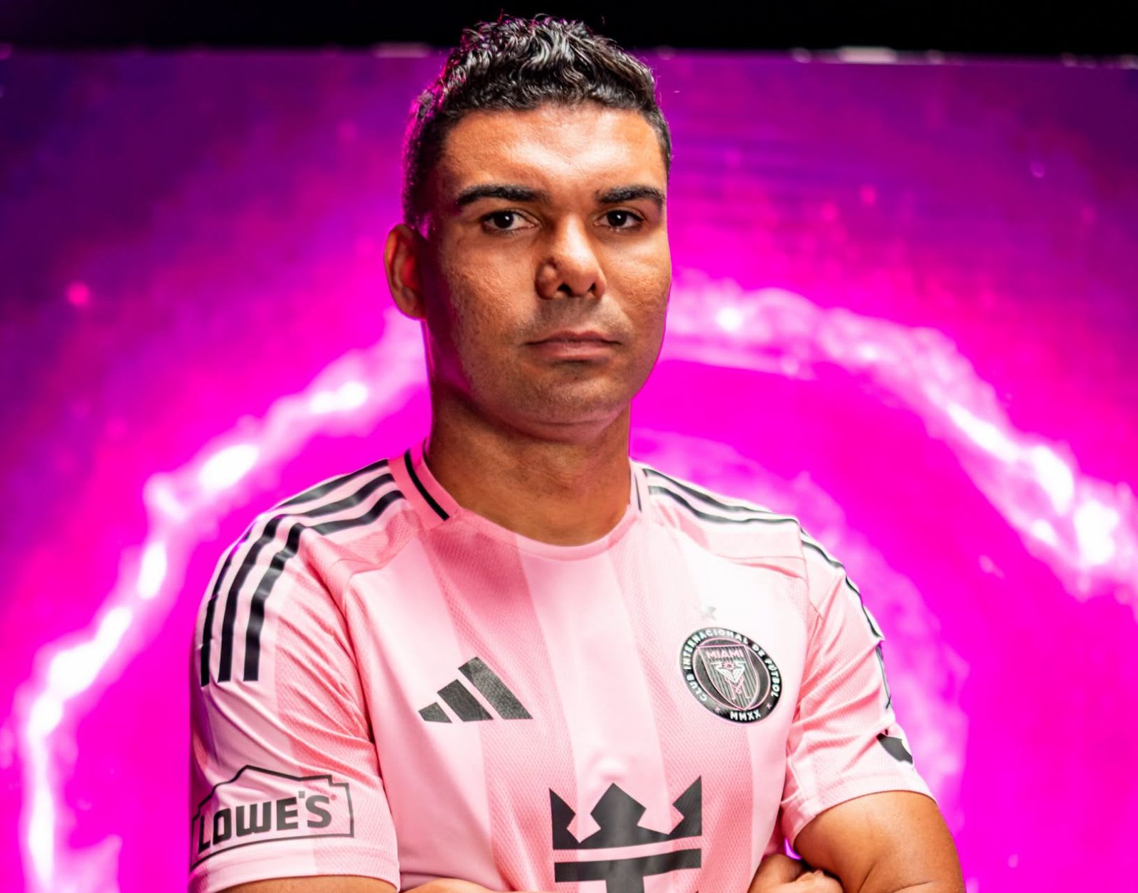 Jucătorul brazilian Casemiro în acțiune pe terenul de fotbal