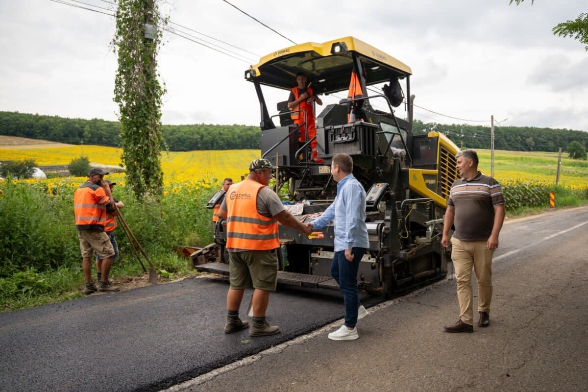 Gheorghe Șoldan verificând lucrările de modernizare a drumului DJ 208E