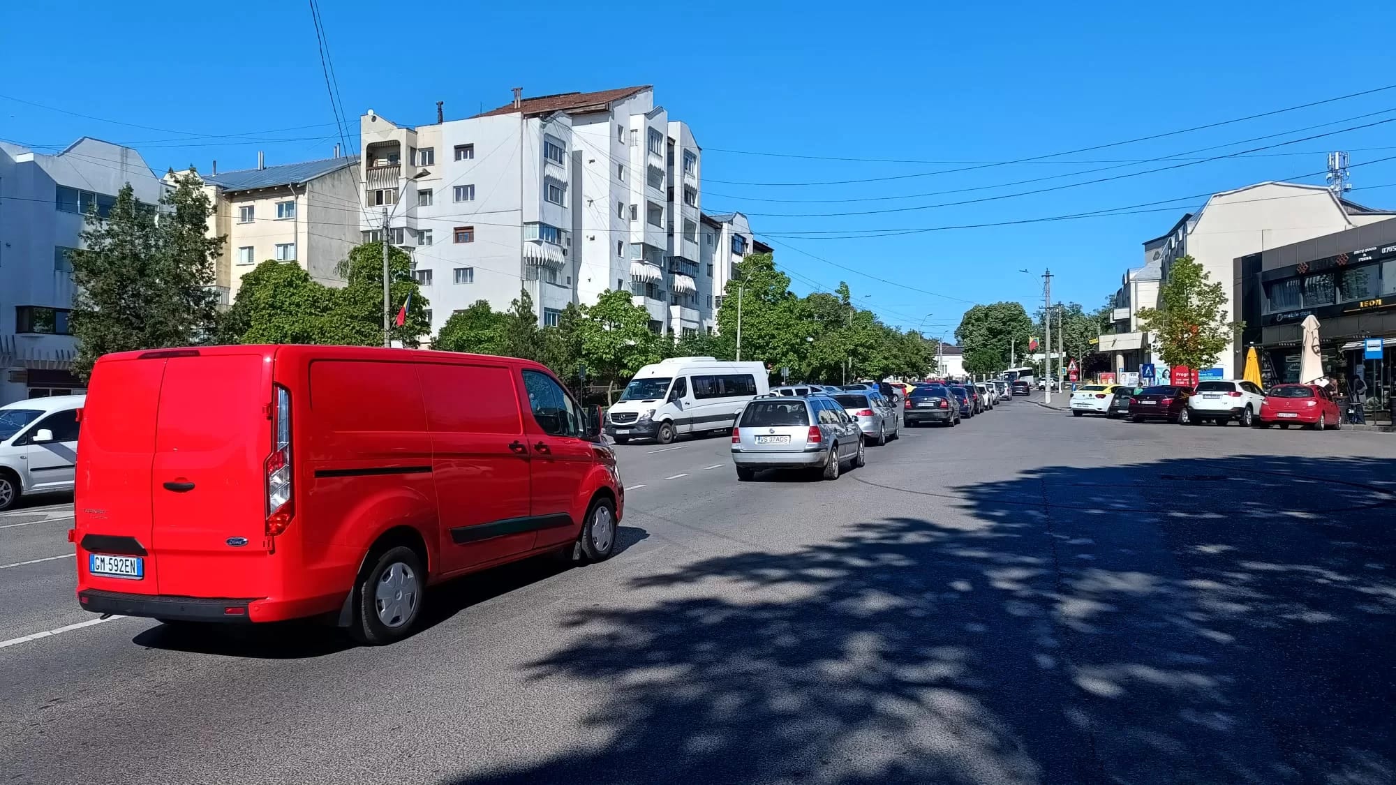 Polițiști verificând un autoturism în trafic, Huși, România