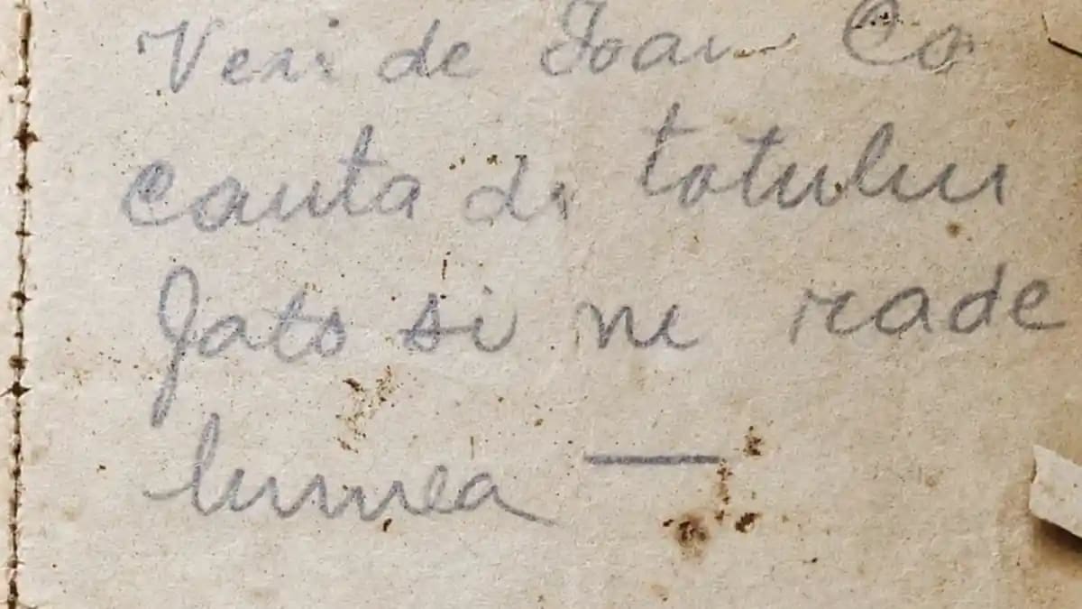 Soldat român scriind o scrisoare de pe front către familie