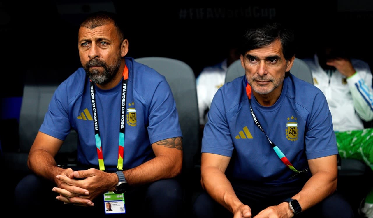 Fabian Ayala și Dani Olmo în timpul meciului Argentina – Spania