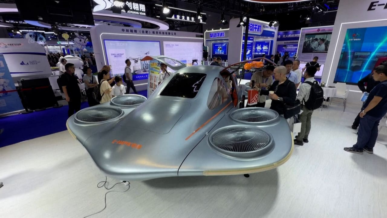 Mașină electrică zburătoare de aproape șase metri, interior modern și design futurist