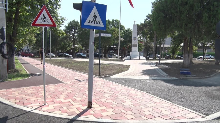 Spațiu verde în reabilitare cu alei pavate și mobilier urban în Buzău