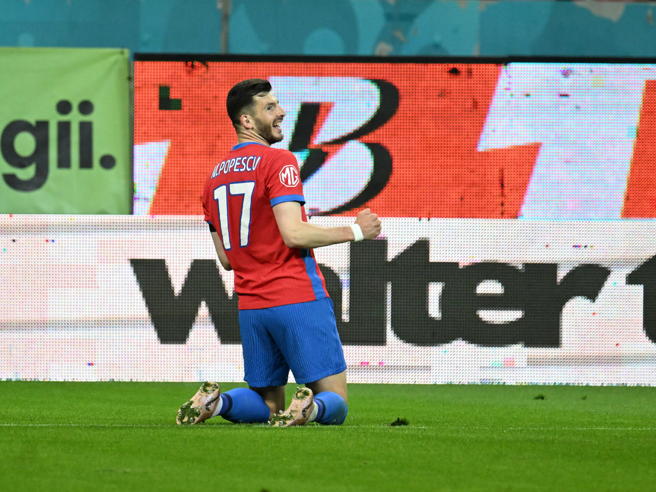 Fotbalist Mihai Popescu în timpul unui meci, în stare de recuperare