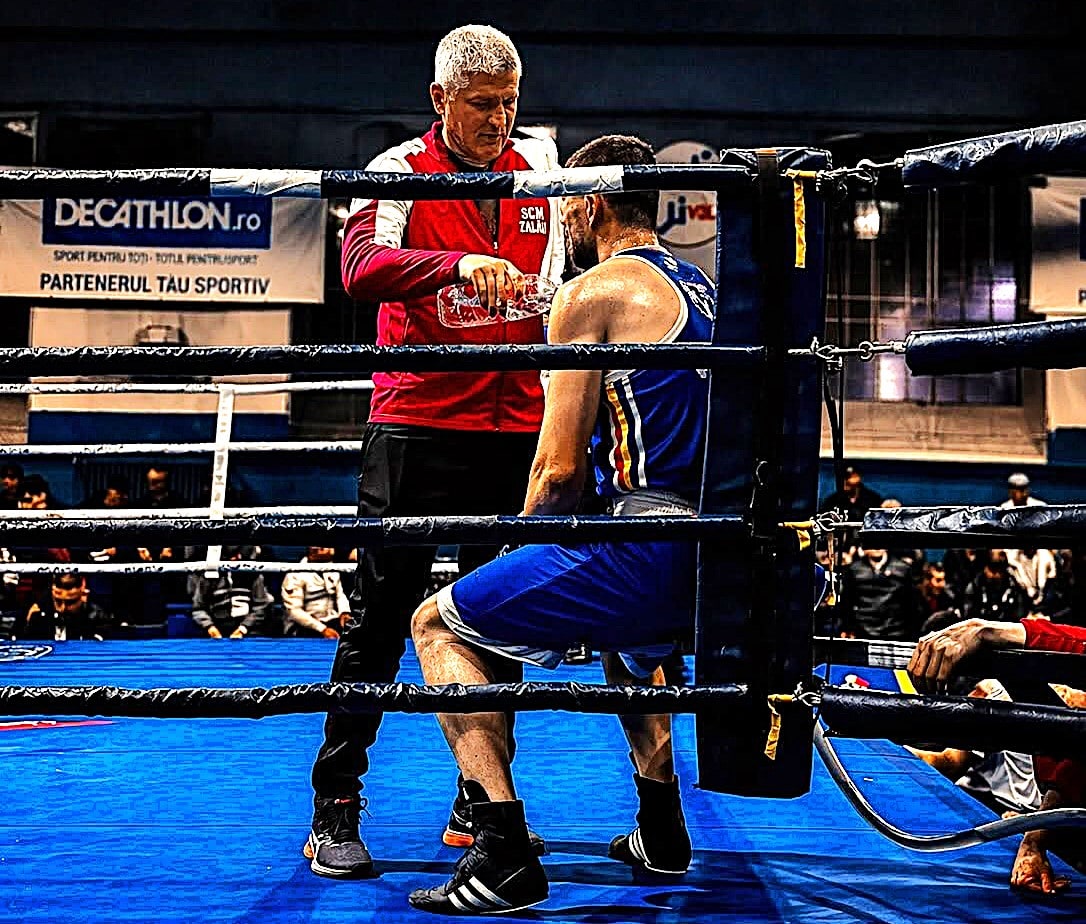 Antrenorul Virgil Meleg în sală de box, pregătire națională