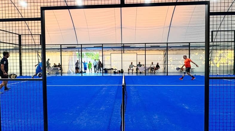 Teren de padel acoperit în incinta bazei de agrement din Slatina