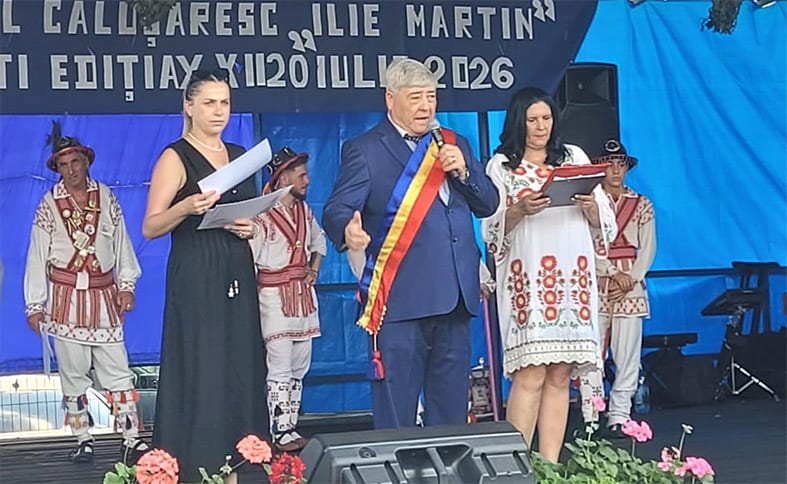 Formații călușărești în timpul spectacolului la Festivalul Ilie Martin din Colonești