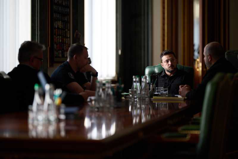 Volodimir Zelenski în discurs, înconjurat de trimiși americani