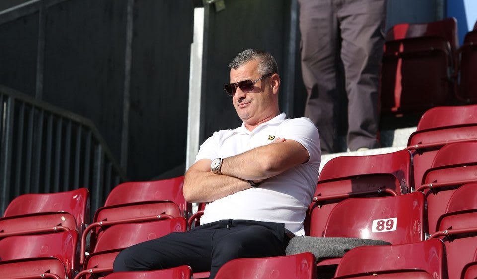 Neluțu Varga în conferință de presă, în fața clubului CFR Cluj