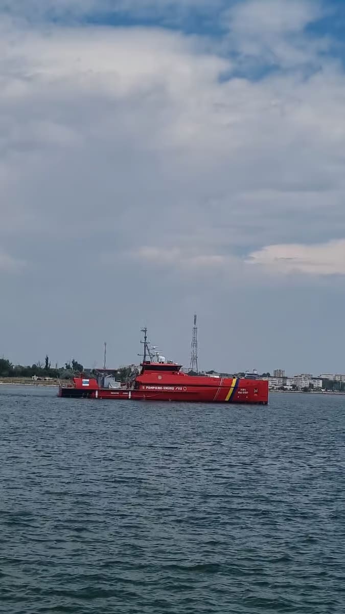 IGSU explică intervenția la incendiul din Marea Neagră: „Siguranța salvatorilor a fost prioritară”