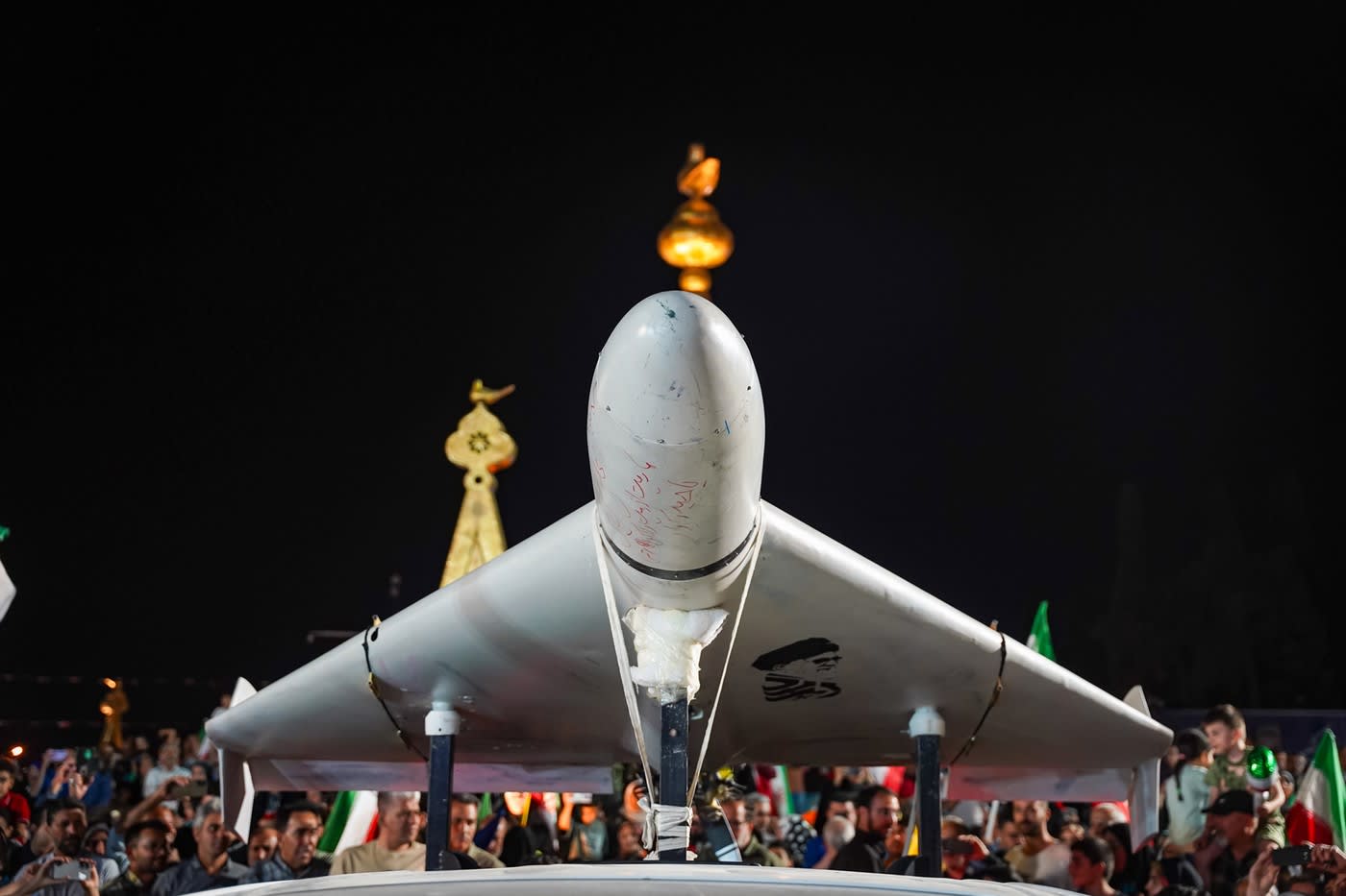 Dronă iraniană Shahed expus pe un vehicul, în timpul unui miting în Iran