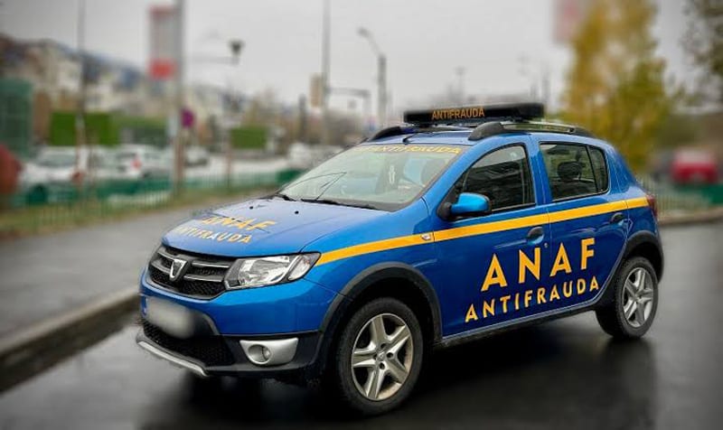 Inspector ANAF verificând documente fiscale