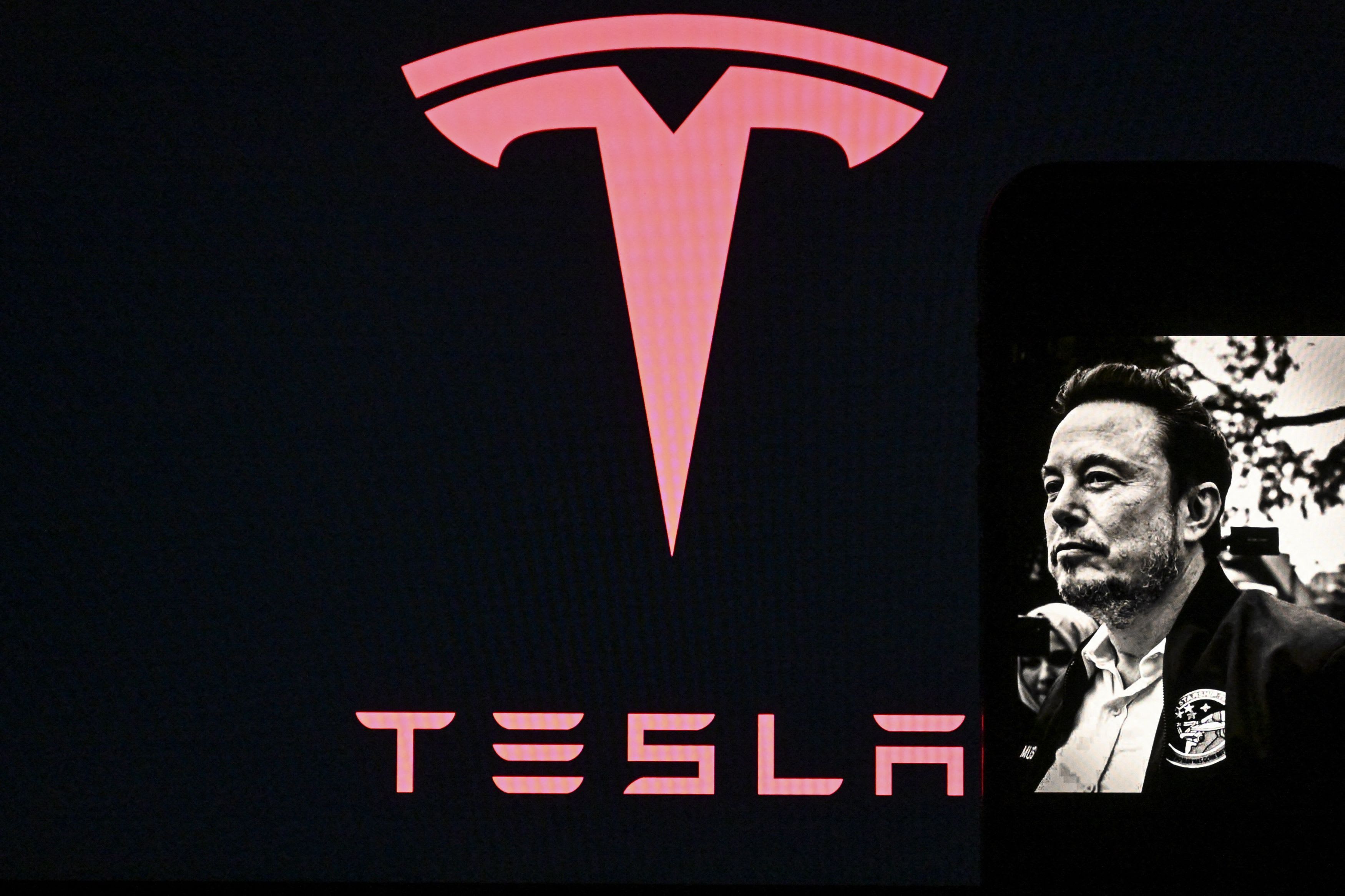 Mașini Tesla electrice în fabrica de producție