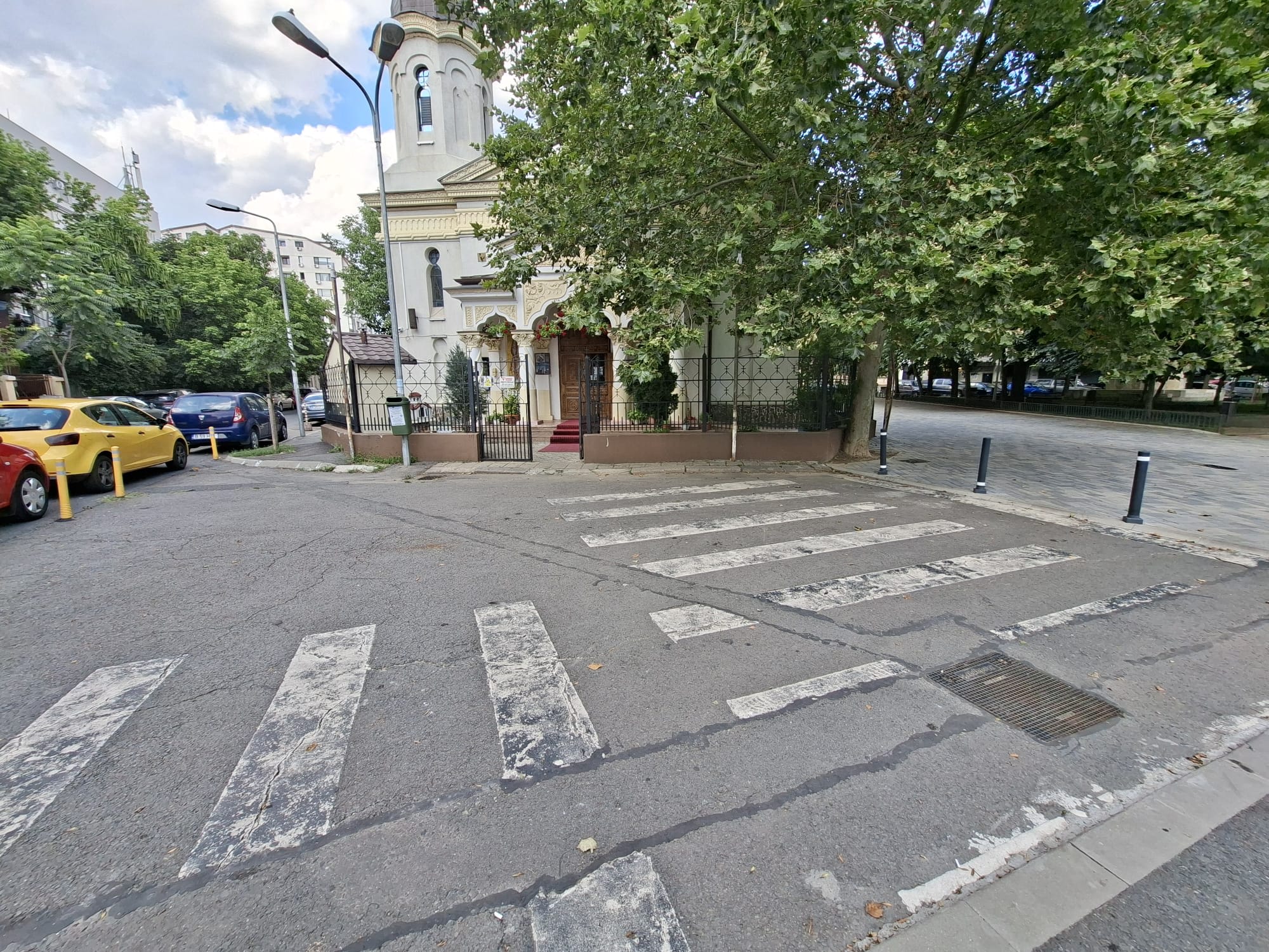 Stâlpișori de pietoni și zebre pe strada Toamnei din București