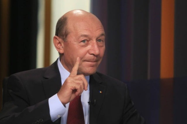 Traian Băsescu în studio la televiziune, criticând deciziile politice