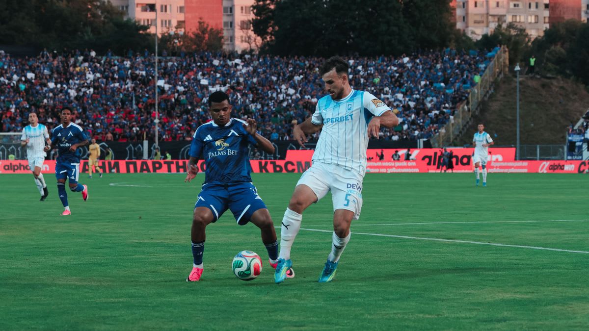 Fotbal în stadionul Georgi Asparuhov din Sofia, jucători în acțiune