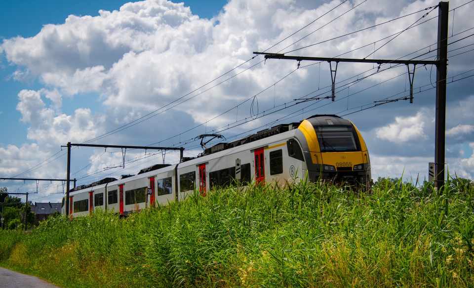 Tren electric circulând pe linia modernizată în Moldova