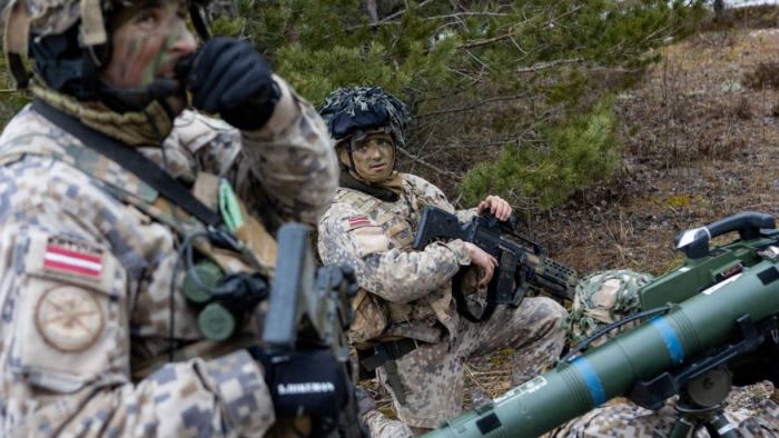 Militari letoni intervenind la frontiera cu Belarus în timpul unui incident migrator
