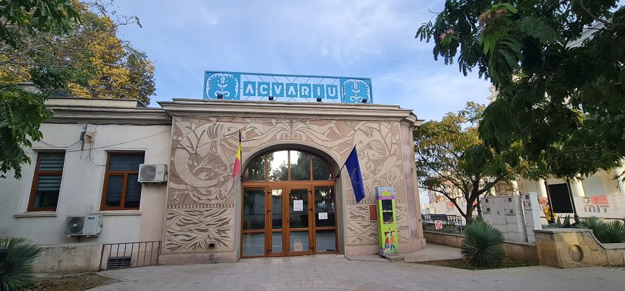 Clădirea Acvariului din Constanța pe faleză, în față apa mării