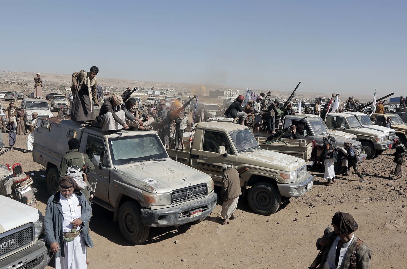 Militanți houthi atacând o navă petrolieră în Marea Roșie
