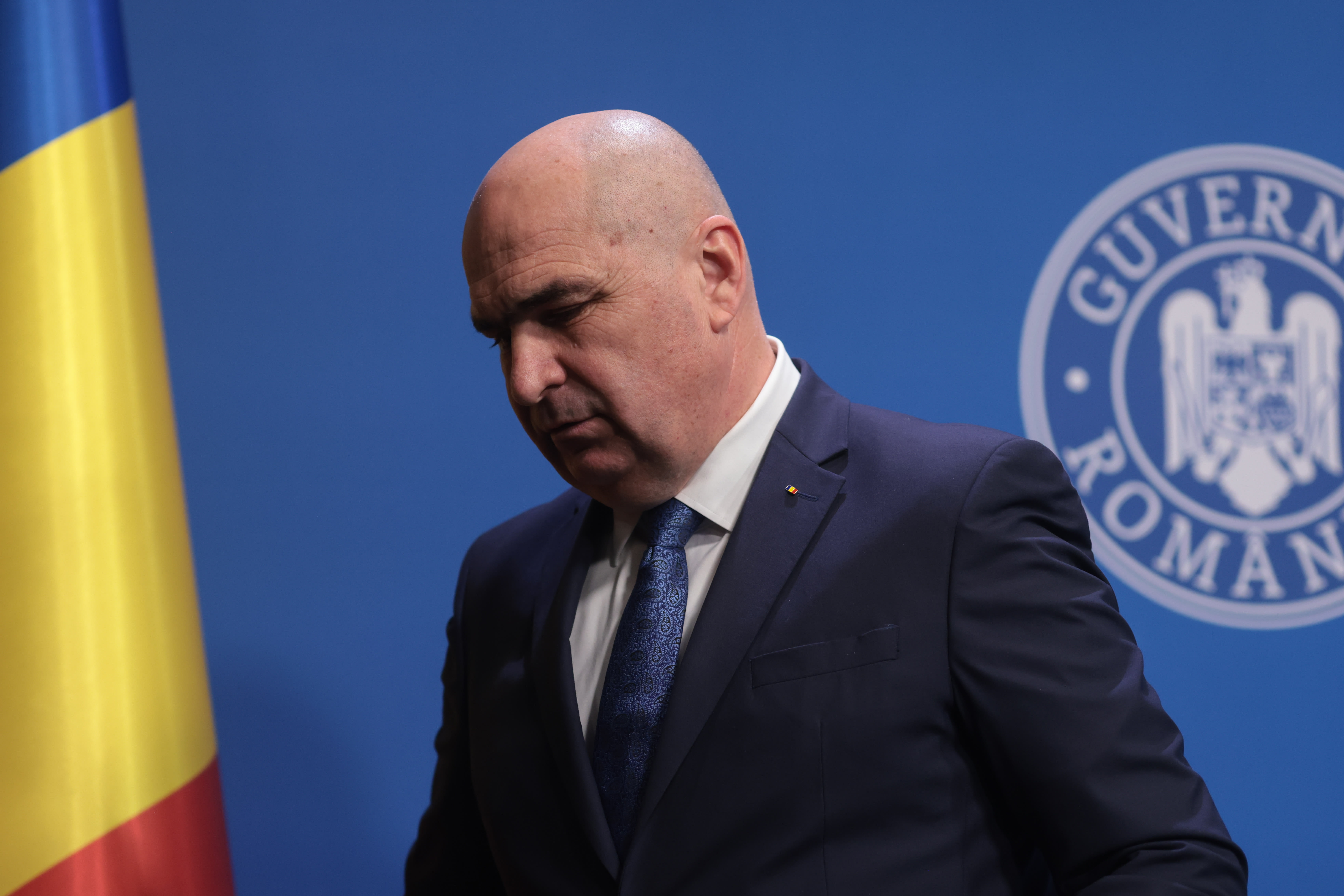 Judecători și avocați în sala de judecată, decizie finală