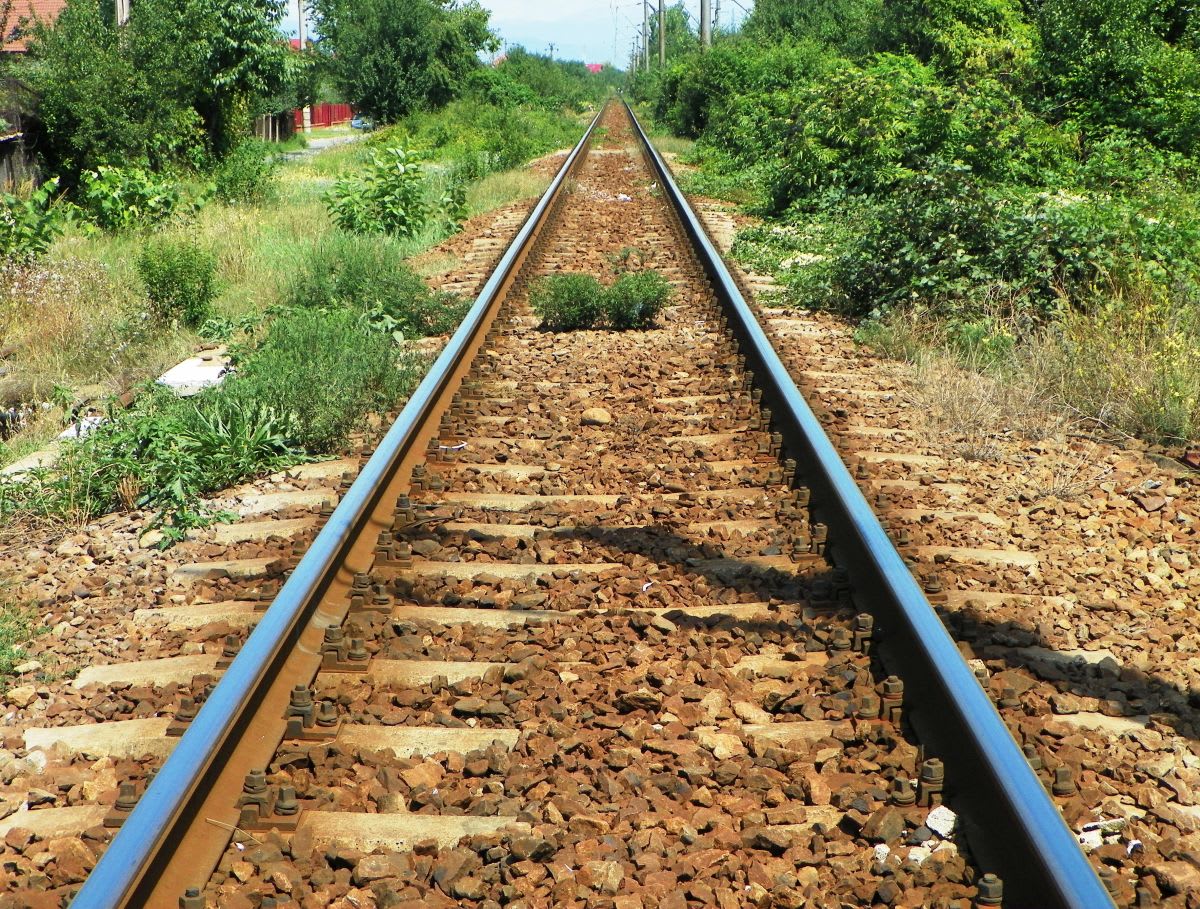 Șantier feroviar în România, muncitori și utilaje pentru modernizare Șantier feroviar în România, muncitori și utilaje pentru modernizare