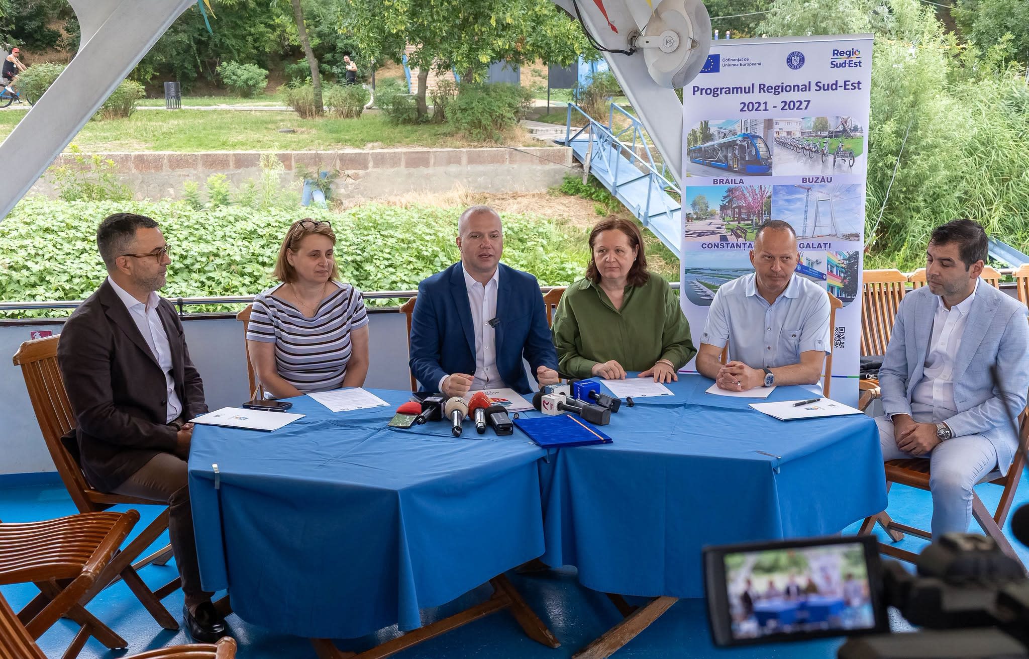 Lucrări de modernizare a falezei Dunării în Galați, muncitori și utilaje