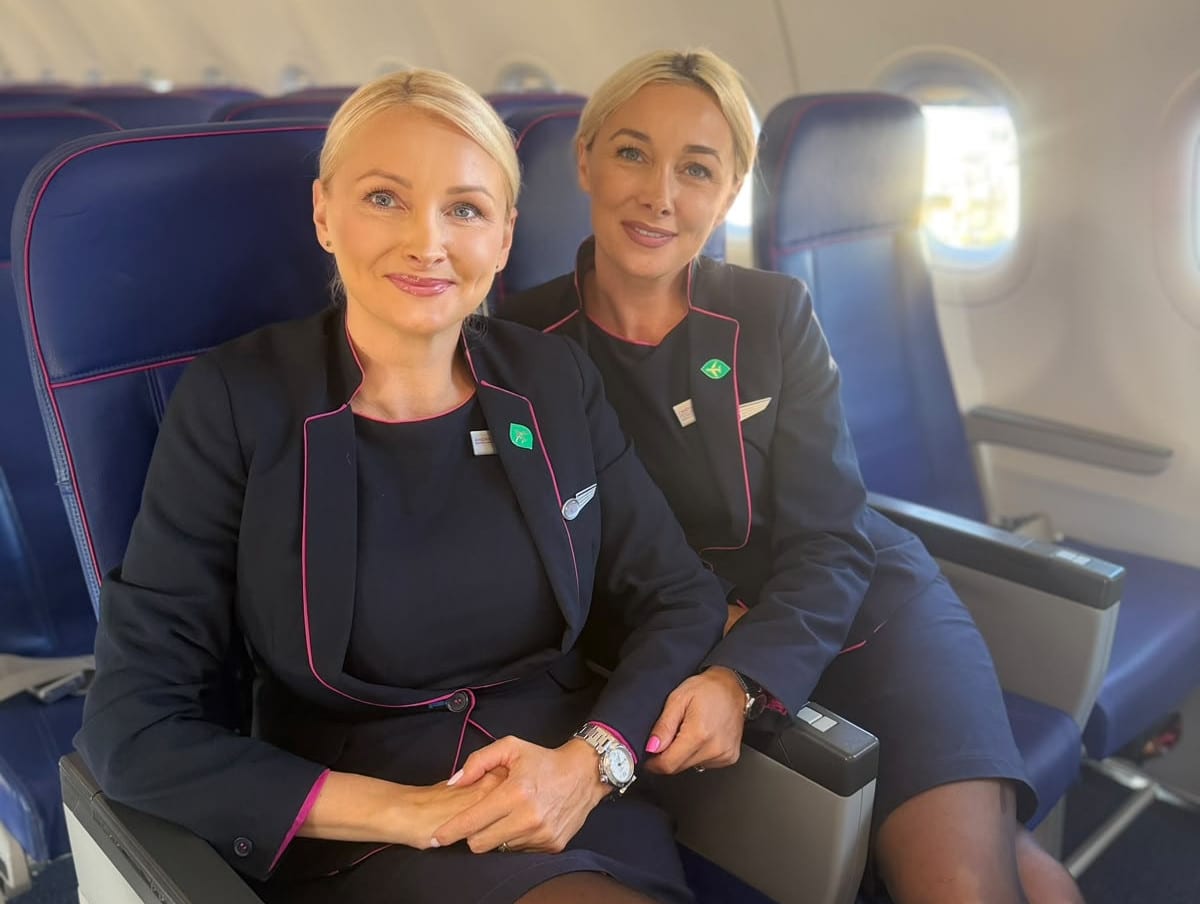 Surorile Cristina și Andreea în uniformă de stewardese la bordul unui avion Wizz Air