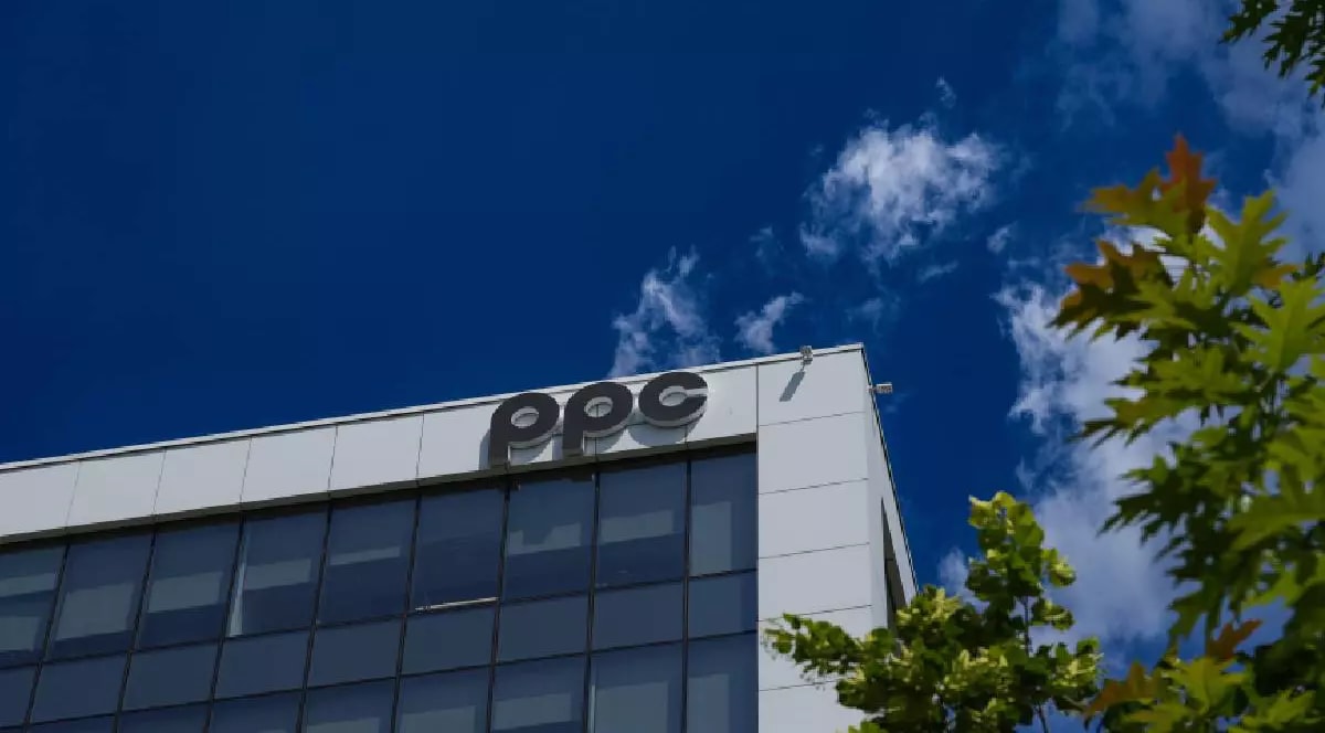 Utilizator actualizând aplicația myPPC pe telefon mobil