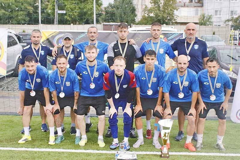Echipa ACS Redex Baia Mare sărbătorește pe teren după finala de socca