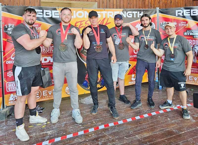 Sportivi de la CS Unirea Șisești câștigând medalii la Rebellion Strength Festival